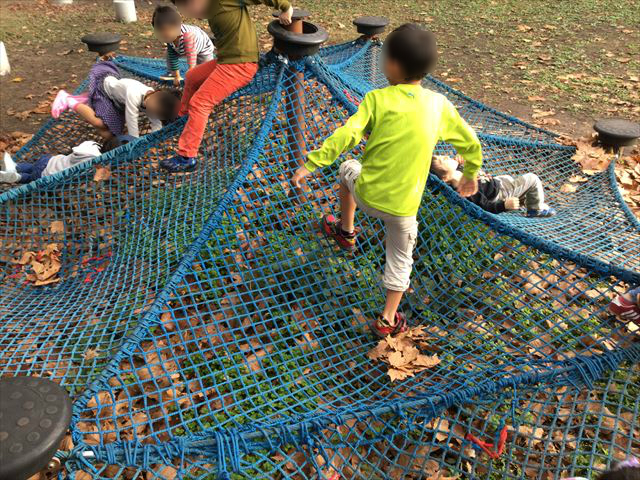 万博記念公園、子供の遊具公園「やったねの木」ネット