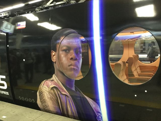 南海特急「スターウォーズ・ラピート」難波駅に到着・フィン