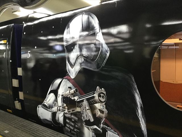 南海特急「スターウォーズ・ラピート」難波駅に到着・キャプテン・ファズマ