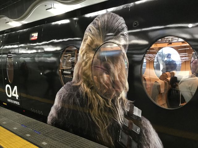 南海特急「スターウォーズ・ラピート」難波駅に到着・チューバッカ