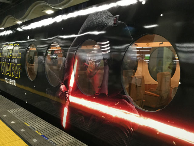 南海特急「スターウォーズ・ラピート」難波駅に到着、カイロ・レン