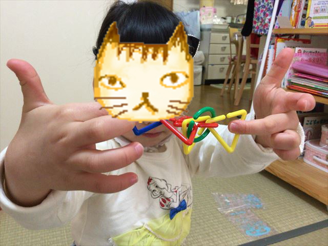 造形おもちゃ「図形チェーンセット」を子供が遊んでいる様子