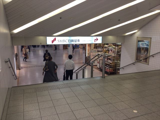 ディアモール大阪のマーケットストリートから東梅田駅へ行く階段