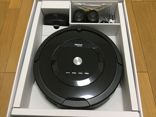 アイロボット「ルンバ885（Roomba885）」開封、ビニールを取り除いた様子