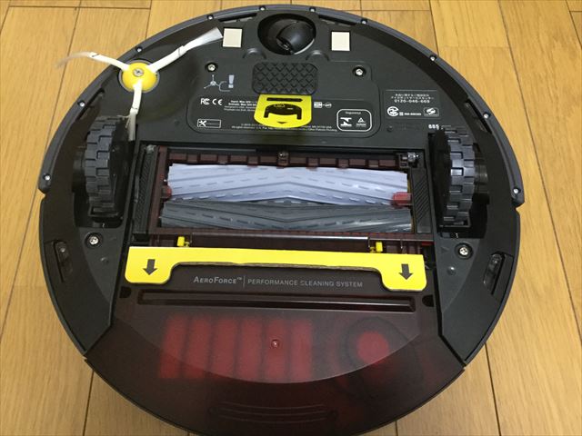 アイロボット「ルンバ885（Roomba885）」本体の裏側