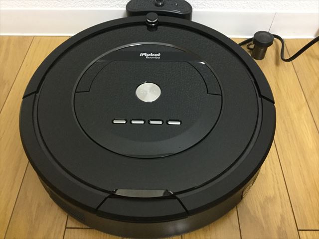 アイロボット「ルンバ885（Roomba885）」本体がホームベースにドッキングした様子