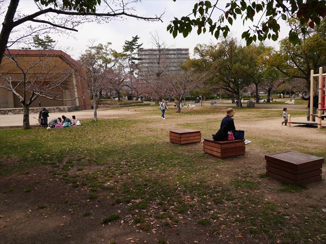 膳所城跡公園の遊具と芝生