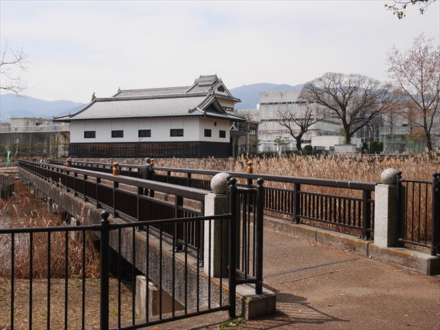 二ノ丸跡の多聞櫓（模擬）