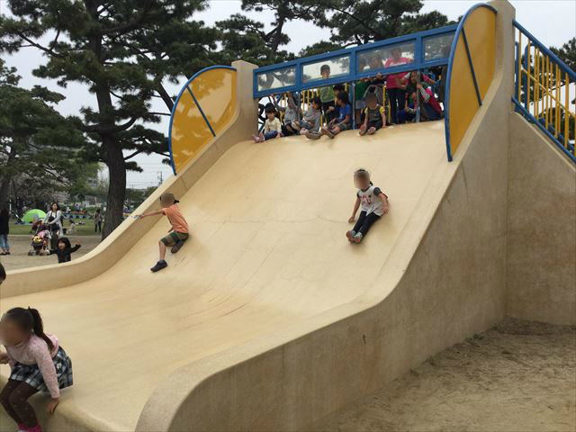 浜寺公園「北児童遊技場」角度のある滑り台