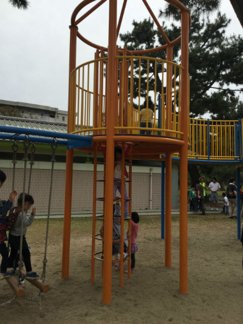 浜寺公園「北児童遊技場」巨大複合滑り台。梯子を上る