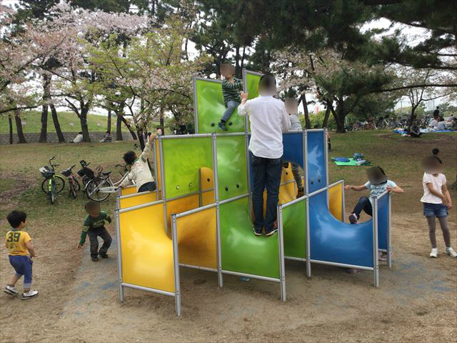 浜寺公園「南児童遊技場」くぐったり上ったりできる遊具