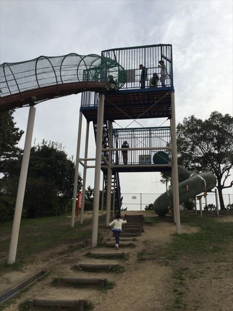 浜寺公園「高石遊技場」滑り台に向かう坂道