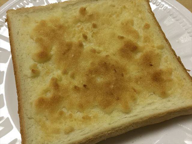 「神戸アーモンドバター」を塗ったパンを焼き上げた様子