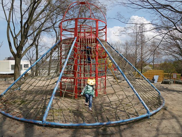 「皇子が丘公園」遊具、縄はしご