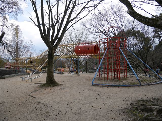 「皇子が丘公園」一番上の遊具