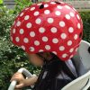 「ナットケース（NATCASE）」子供用自転車ヘルメット（シミミニドッツ）を子供が装着している様子。横から撮影