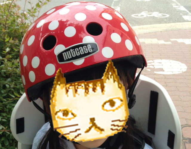 「ナットケース（NATCASE）」子供用自転車ヘルメット（シミミニドッツ）を子供が装着している様子