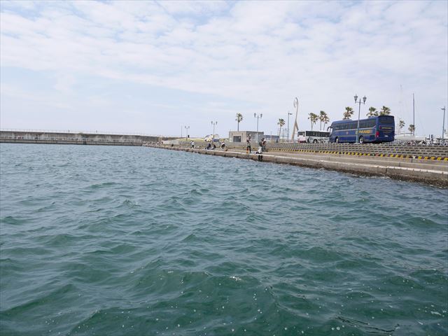 黒潮市場のフードテラス前の海