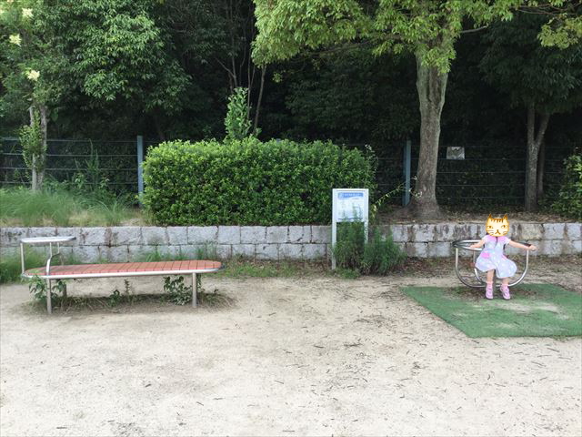 「あらかし公園」のベンチとストレッチ器具