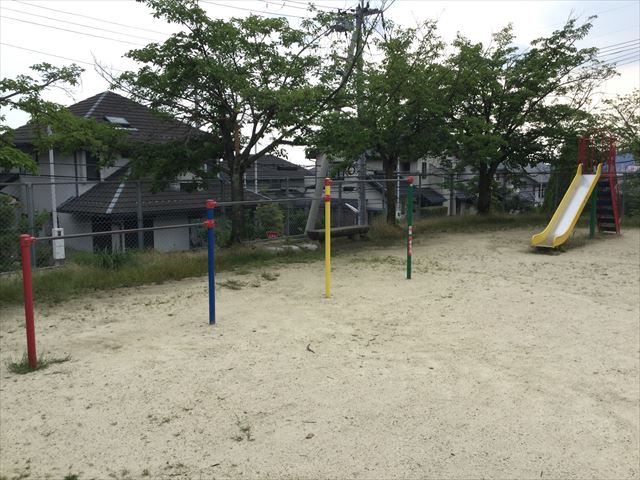 「あらかし公園」の鉄棒と滑り台