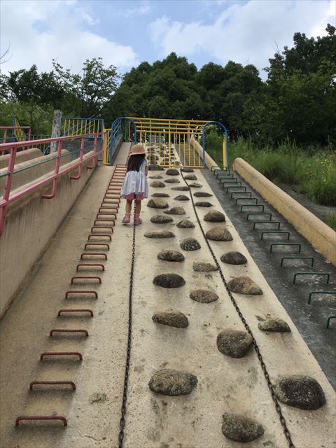 「あらかし公園」の巨大滑り台、ロープを上る娘