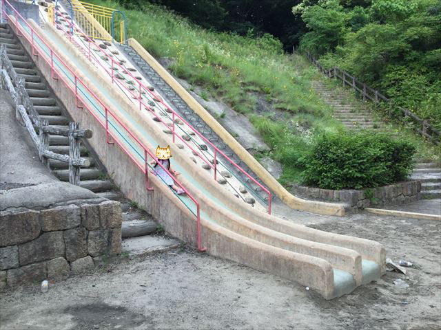 「あらかし公園」の巨大滑り台で遊ぶ