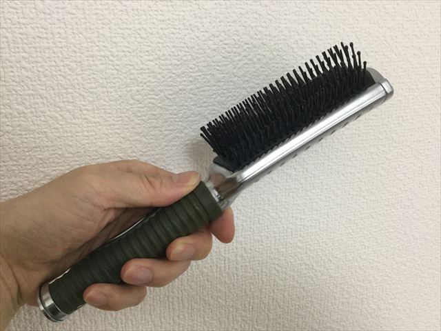 クレイツのイオンヘアブラシ「N.C-022」、横から撮影