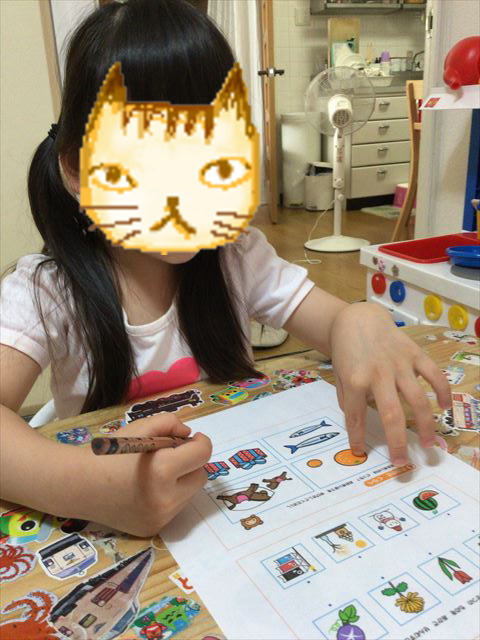 「モコモコゼミ」の教材を学習する娘の様子