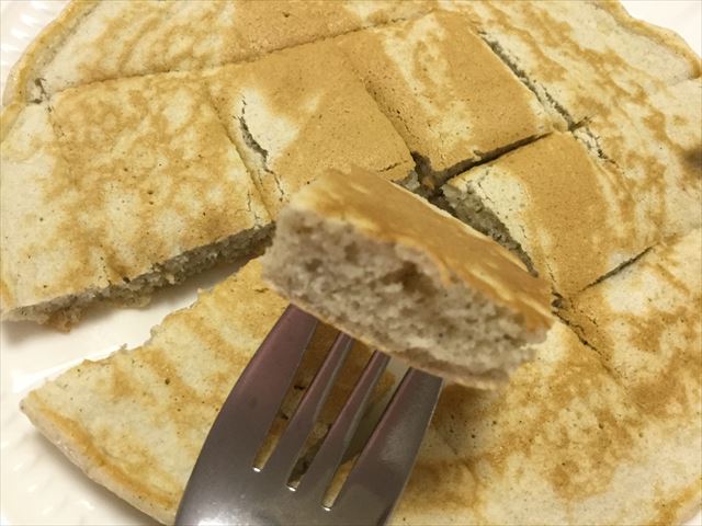 「九州パンケーキ」を小さく切って食べる様子