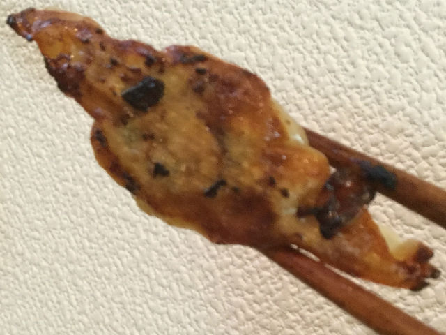 焼きあがった餃子を箸で持ち上げた