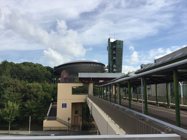 泉北高速鉄道「泉が丘駅」2階からビッグバンに繋がる通路