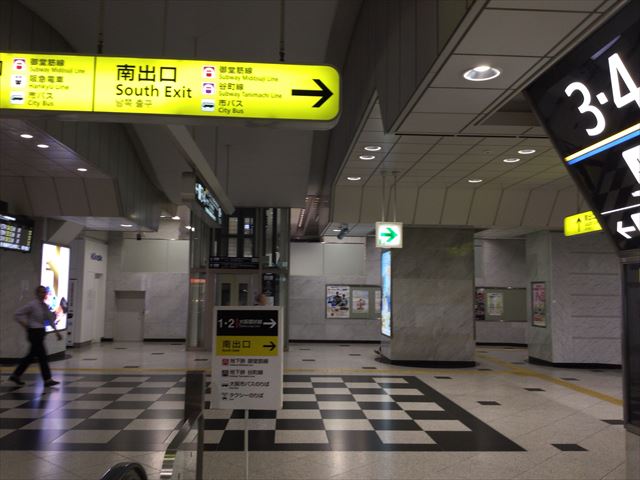 JR大阪駅御堂筋口南出口サイン