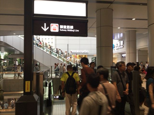 JR大阪駅御堂口近く、地下鉄御堂筋線梅田駅に向かうエスカレーター