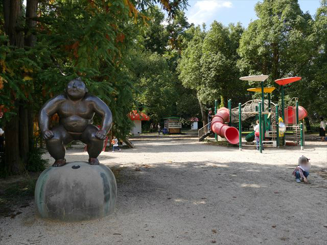 京都府立植物園のきのこ文庫と未来くん広場（遊具公園）