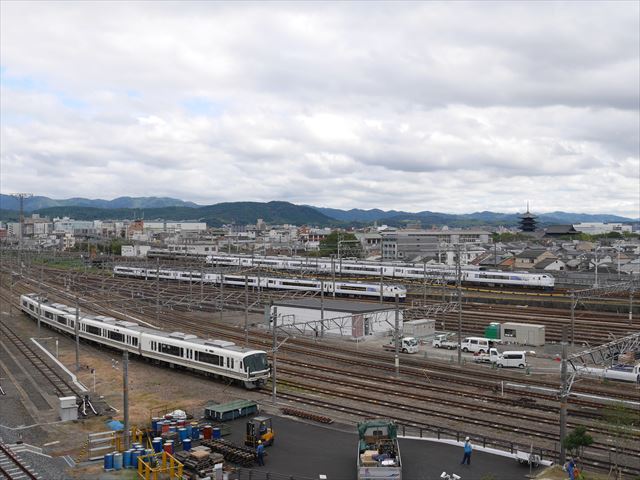 「京都鉄道博物館」の屋上から見た鉄道