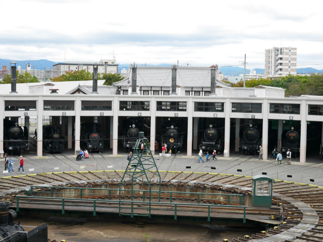 京都鉄道博物館の扇形車庫、たくさんの蒸気機関車館