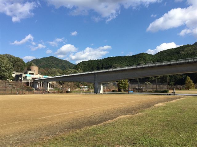 「平成榛原子供のもり公園」グラウンドと橋