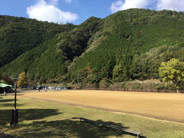 「平成榛原子供のもり公園」の前にある山と駐車場