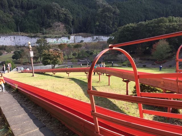 平成榛原子供のもり公園「恐竜の国」ローラー滑り台、上から撮影