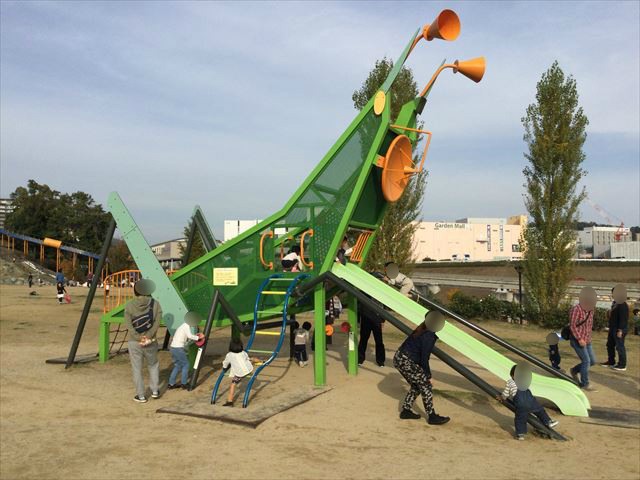 彩都西公園のバッタ滑り台