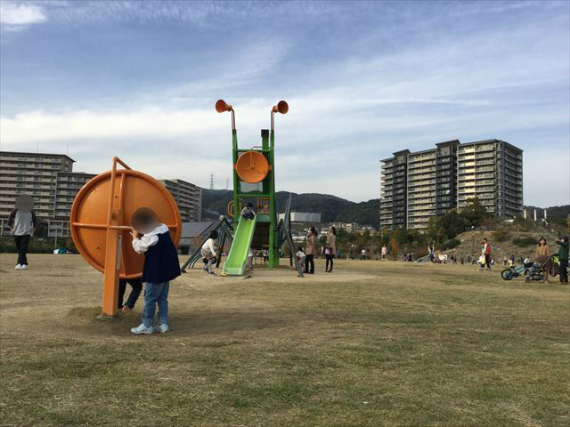 彩都西公園のバッタ滑り台、幼児向けの電話