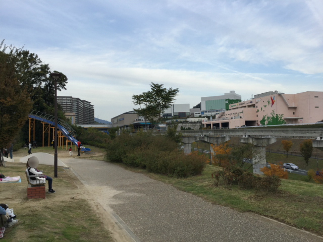 彩都西駅と彩都西公園