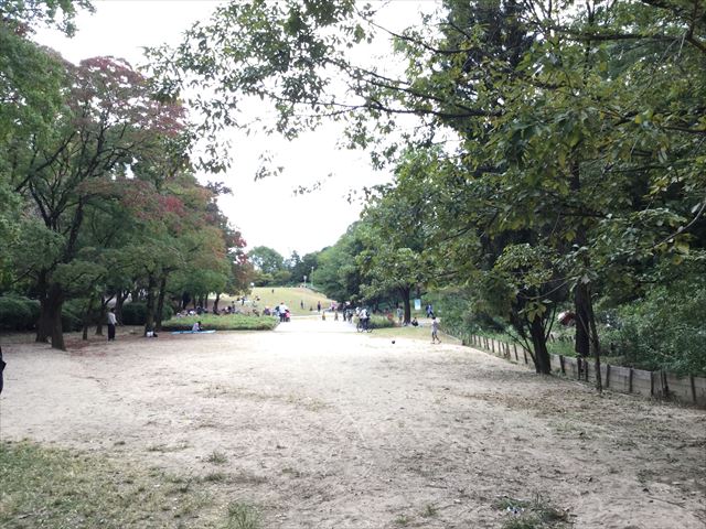 「千里中央公園」手前