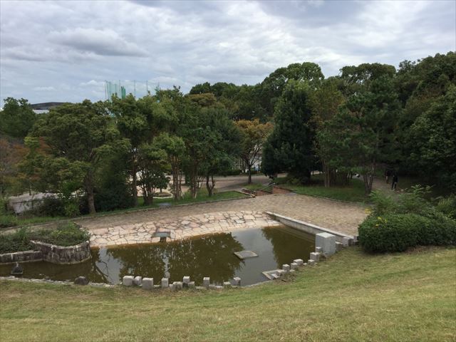 「千里中央公園」の丘