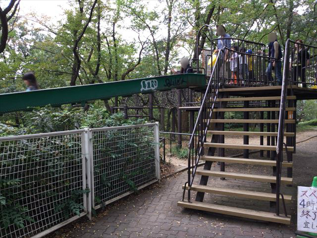 千里東町公園のロングスライダー入口