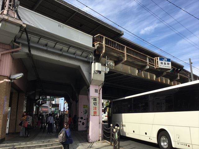 JR環状線「福島駅」前高架下