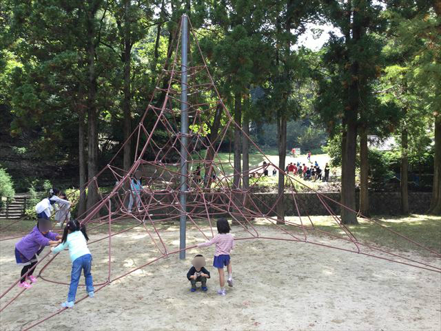 宝が池公園「子どもの楽園」ザイルクライミング