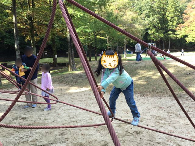 宝が池公園「子どもの楽園」ザイルクライミングで遊ぶ娘