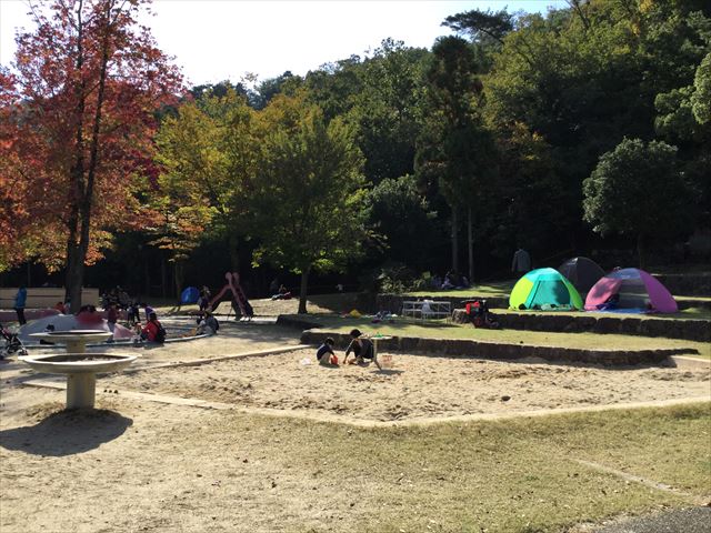 宝が池公園「子どもの楽園」砂場、ミニ滑り台