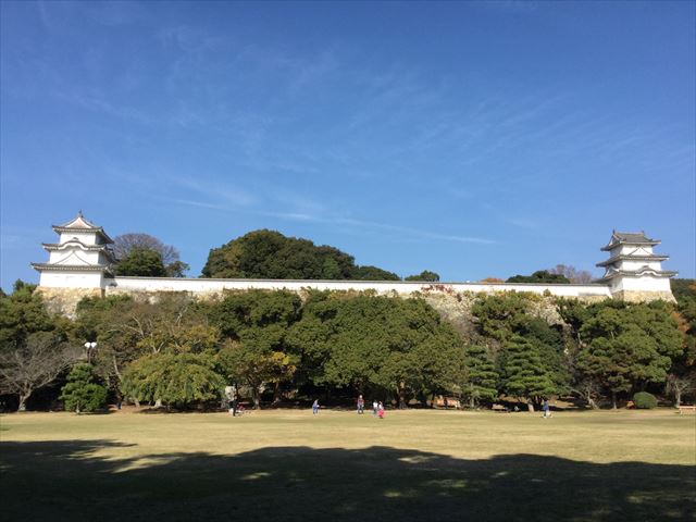 明石公園の明石城と芝生広場